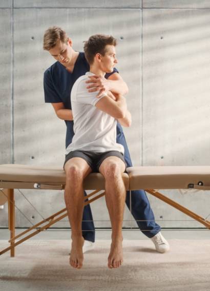 Professional,Sport,Physiotherapist,Working,On,Specific,Muscle,Groups,And,Back