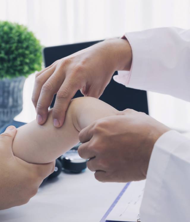 Orthopaedic,Doctor,Doing,Physical,Examination,Patient,With,Wrist,Pain,At